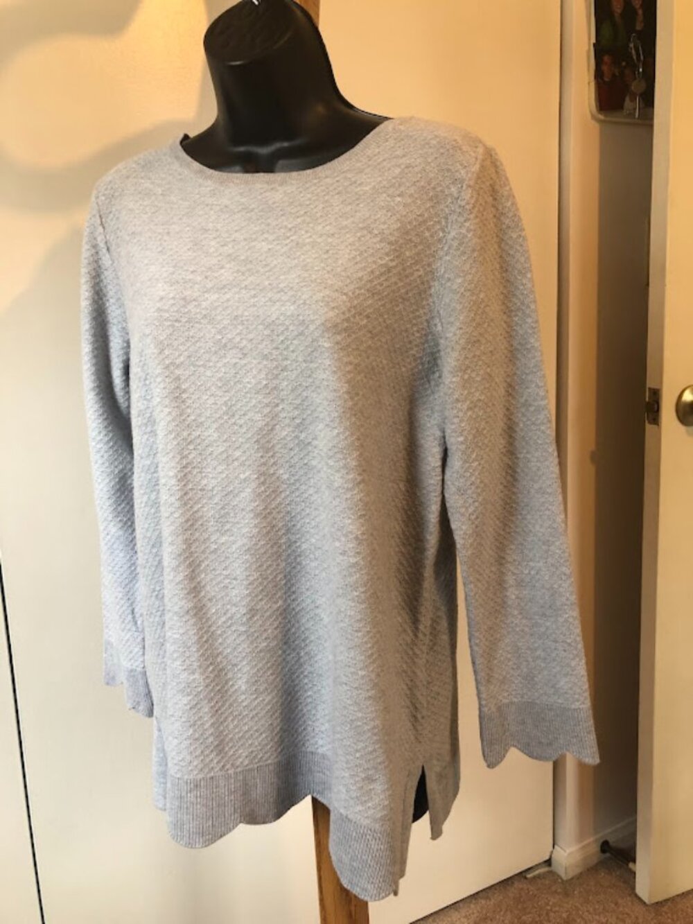 Wmn's light gray sweater